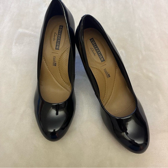 Clarks Classic black patent 1/2 inch platform pumps size 8. - Picture 4 of 6